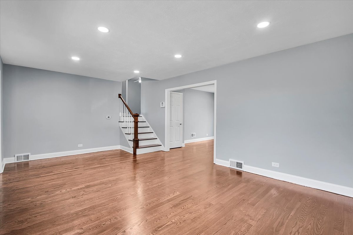 550 S Hillcrest Avenue, Elmhurst, IL 60126