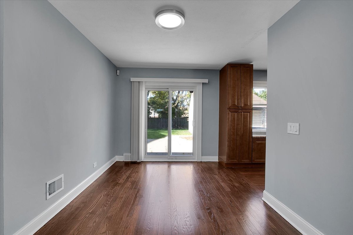 550 S Hillcrest Avenue, Elmhurst, IL 60126