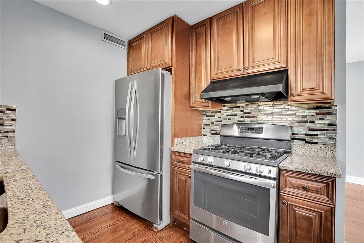 550 S Hillcrest Avenue, Elmhurst, IL 60126