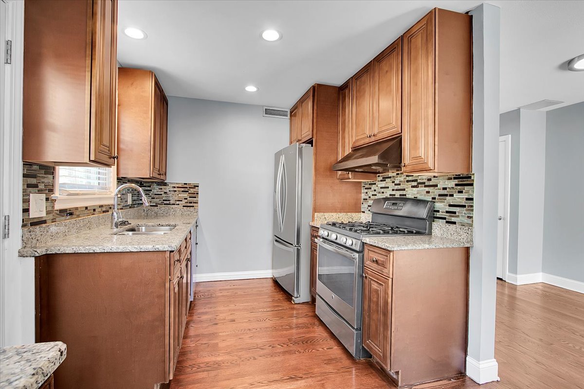 550 S Hillcrest Avenue, Elmhurst, IL 60126