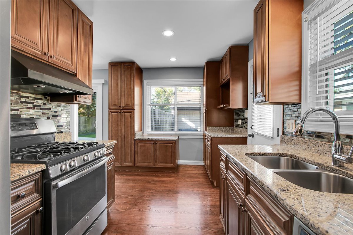 550 S Hillcrest Avenue, Elmhurst, IL 60126