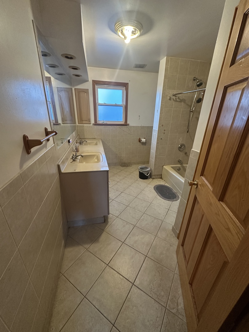 139 N Hemlock Avenue, Wood Dale, IL 60191