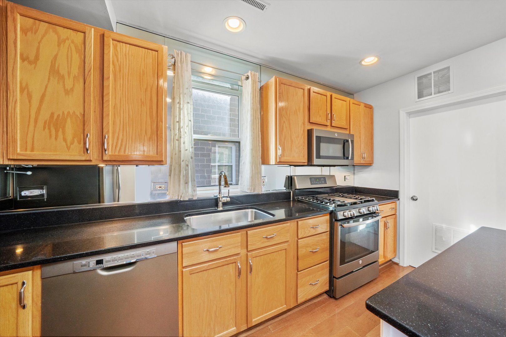 3769 S Lake Park Avenue, Chicago, IL 60653