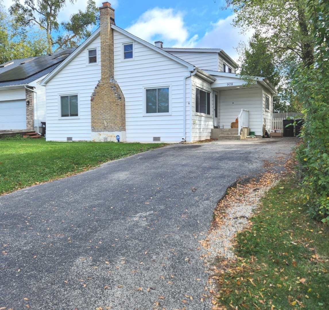 908 Ridge Avenue, Wauconda, IL 60084
