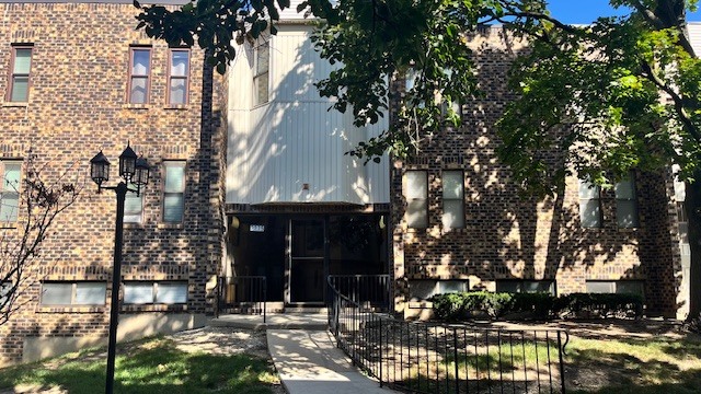 2275 COUNTRY CLUB Drive #22, Woodridge, IL 60517