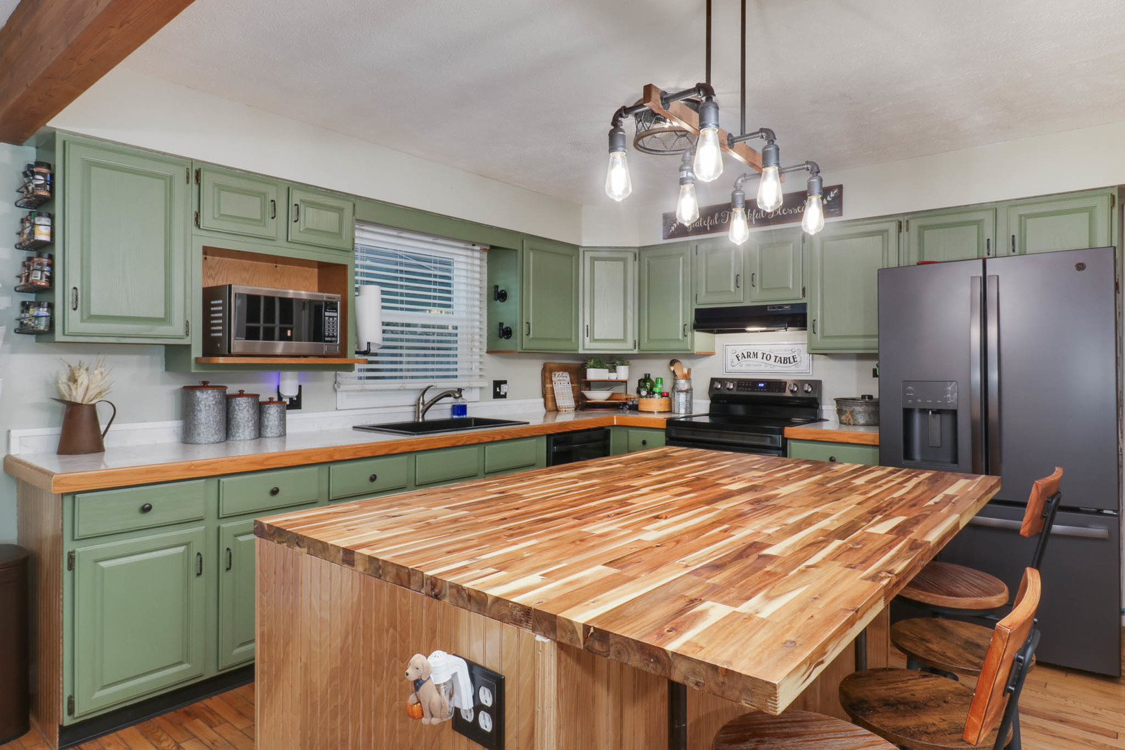 1608 Sweetbriar Drive, Bloomington, IL 61701