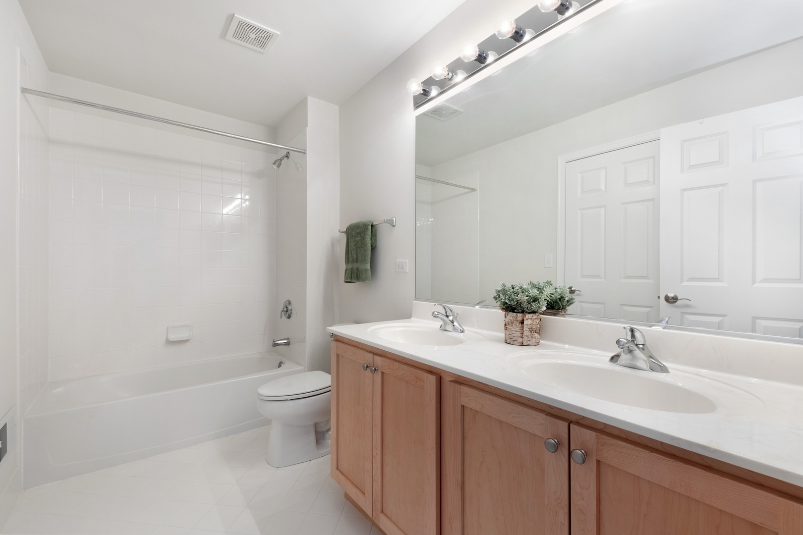 146 Paxton Road #4, Bloomingdale, IL 60108