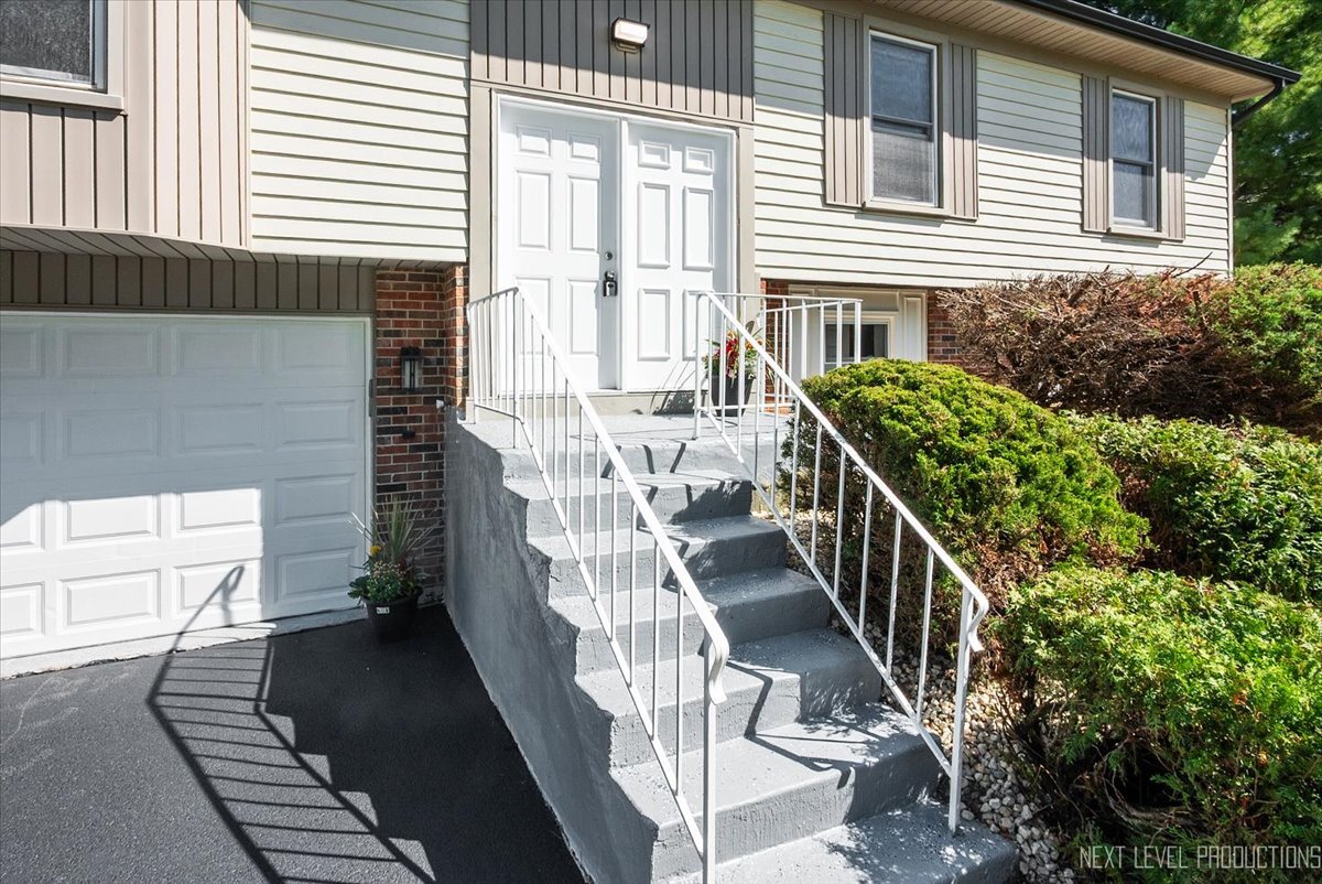 550 Piccadilly Lane, Bolingbrook, IL 60440