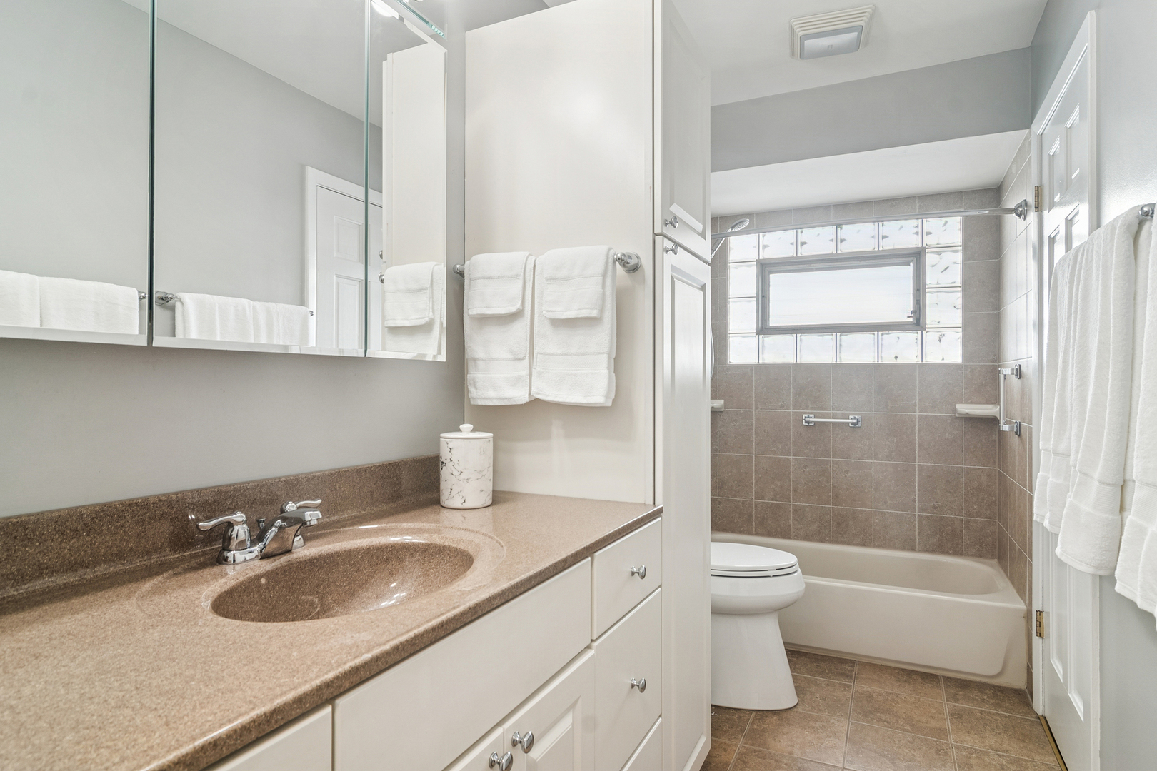 1115 E Orchard Street, Arlington Heights, IL 60005