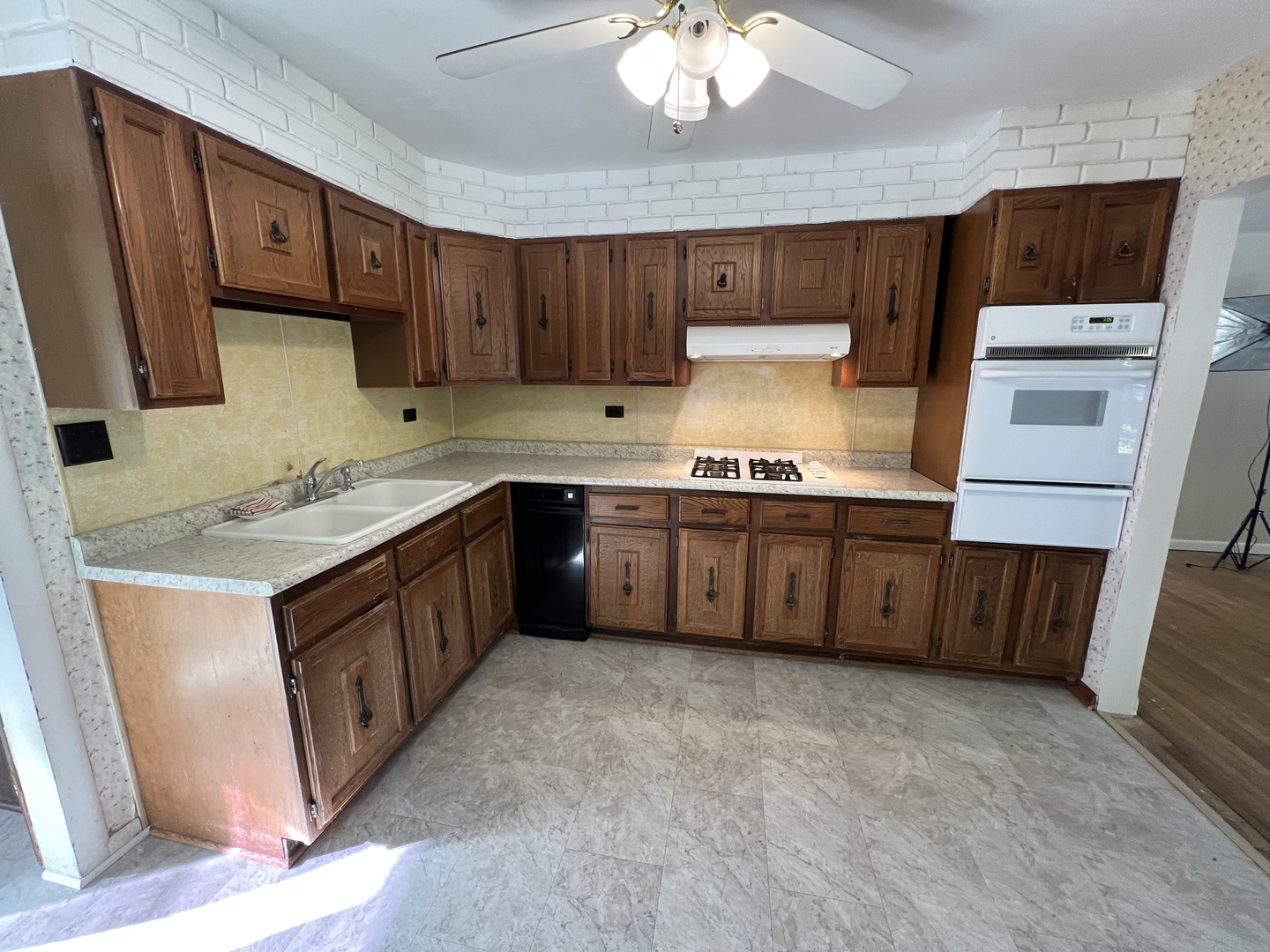 29W051 Warrenville Road, Warrenville, IL 60555