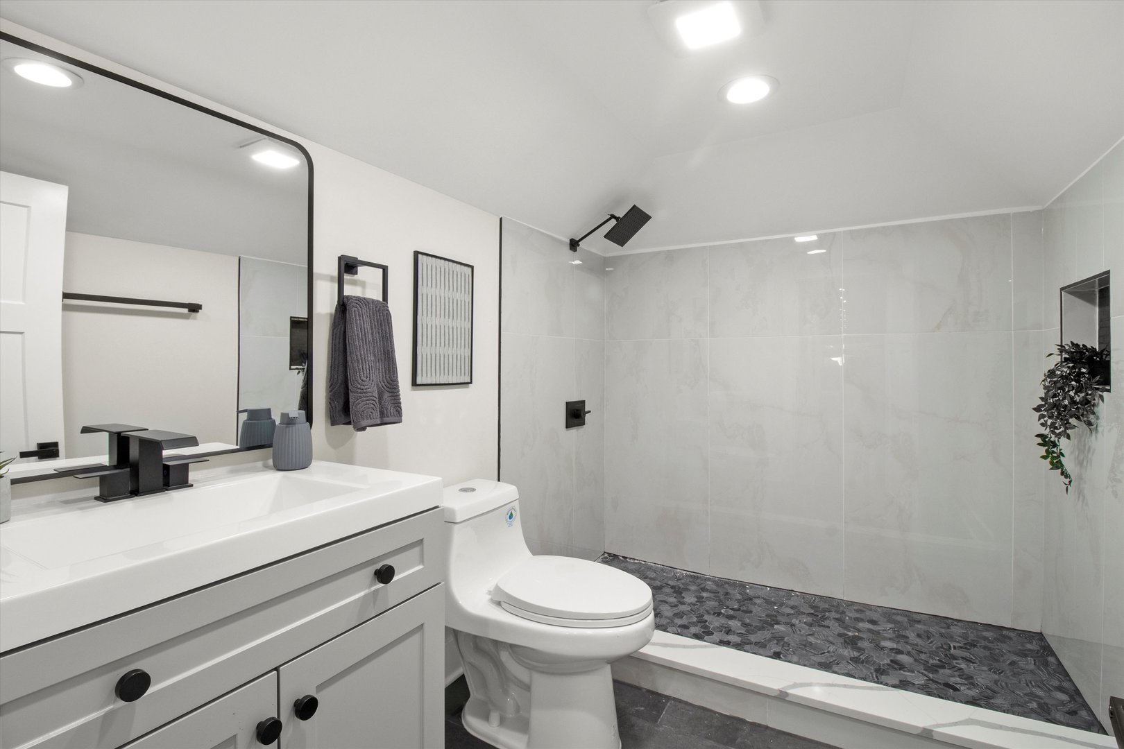 6144 N Maplewood Avenue, Chicago, IL 60659