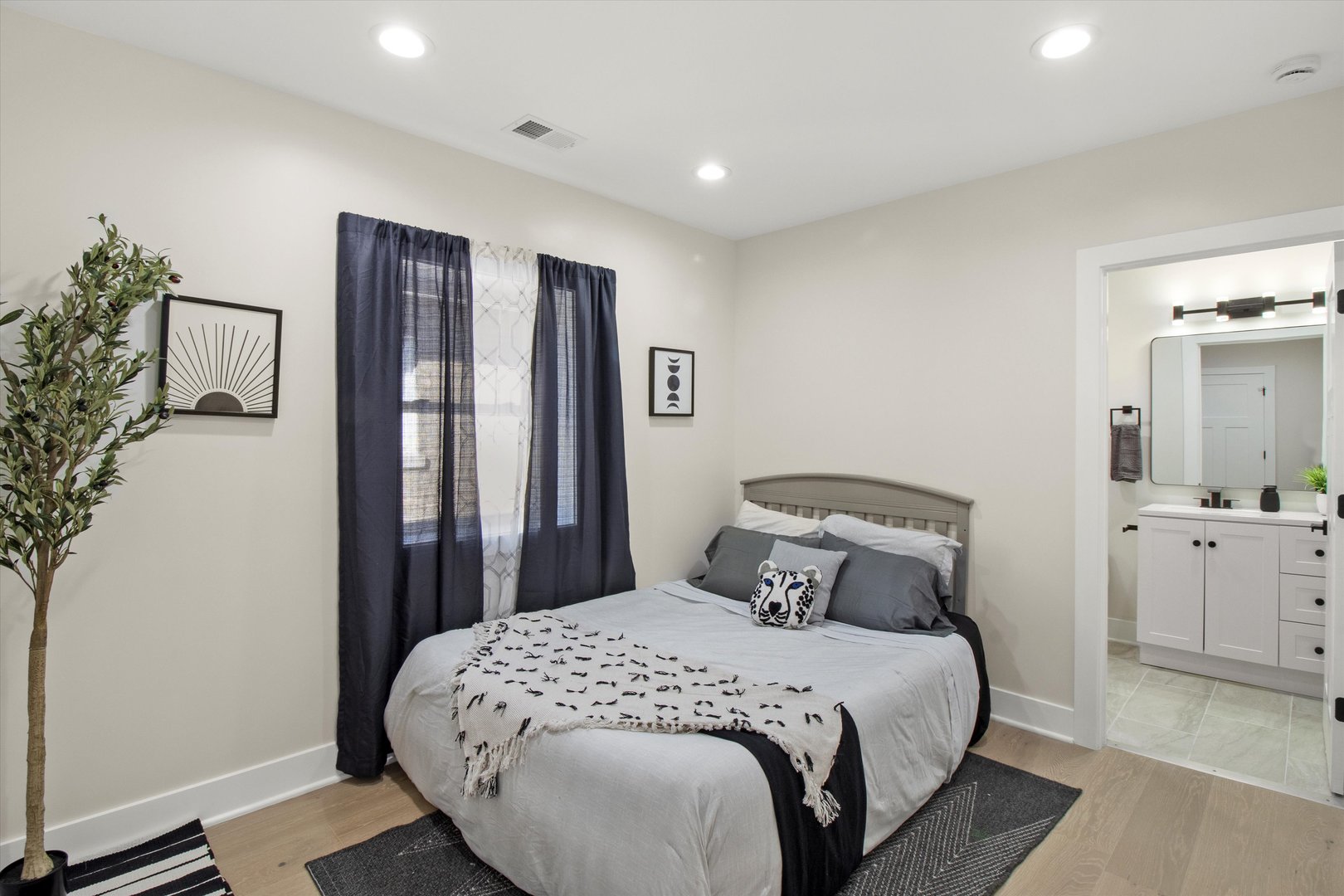 6144 N Maplewood Avenue, Chicago, IL 60659