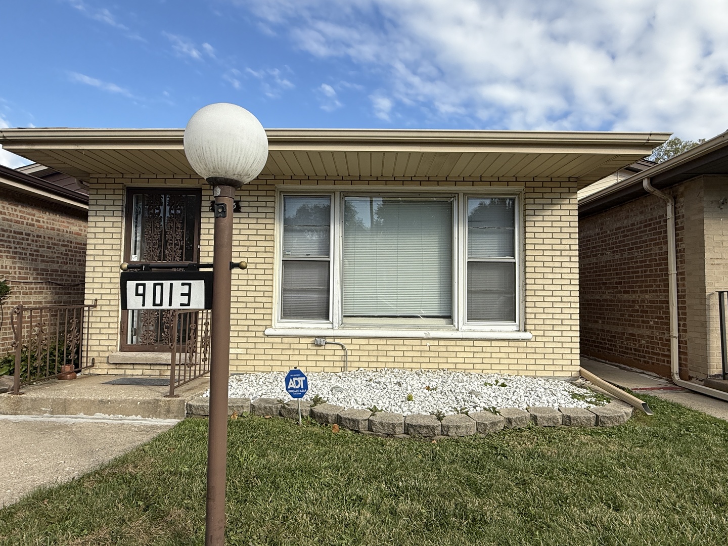 9013 S Kingston Avenue, Chicago, IL 60617