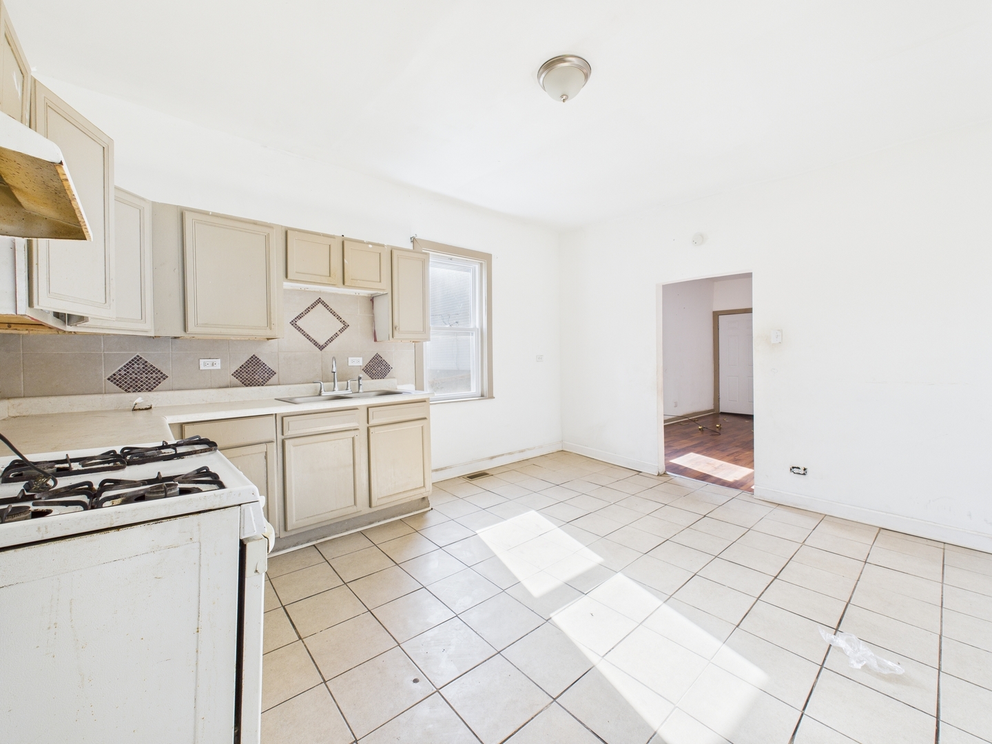 8709 S Escanaba Avenue, Chicago, IL 60617