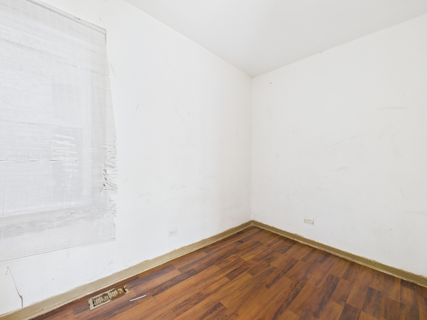 8709 S Escanaba Avenue, Chicago, IL 60617