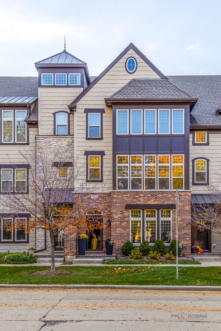 616 Parkside Court, Libertyville, IL 60048