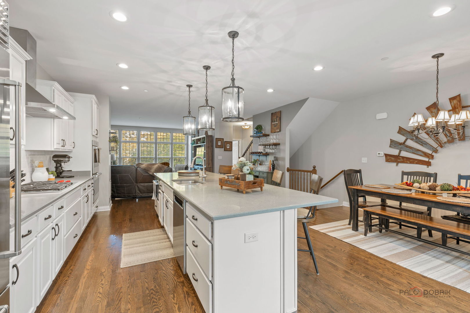 616 Parkside Court, Libertyville, IL 60048