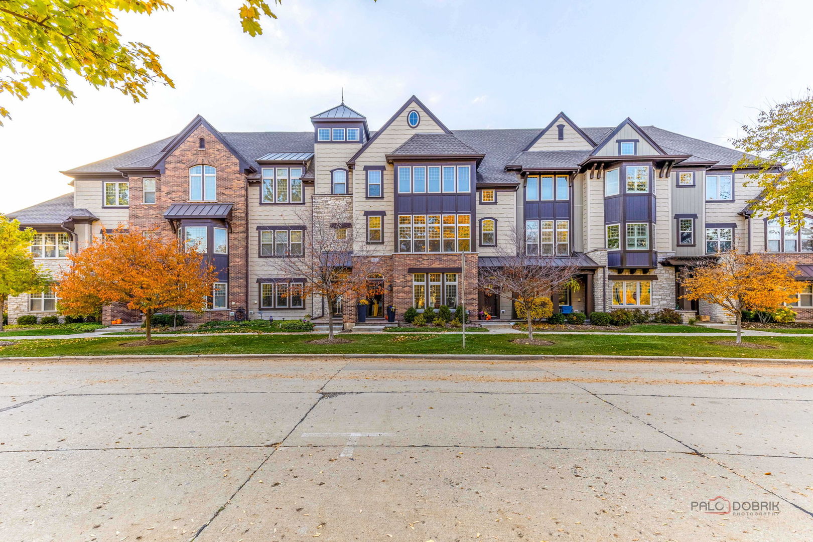616 Parkside Court, Libertyville, IL 60048