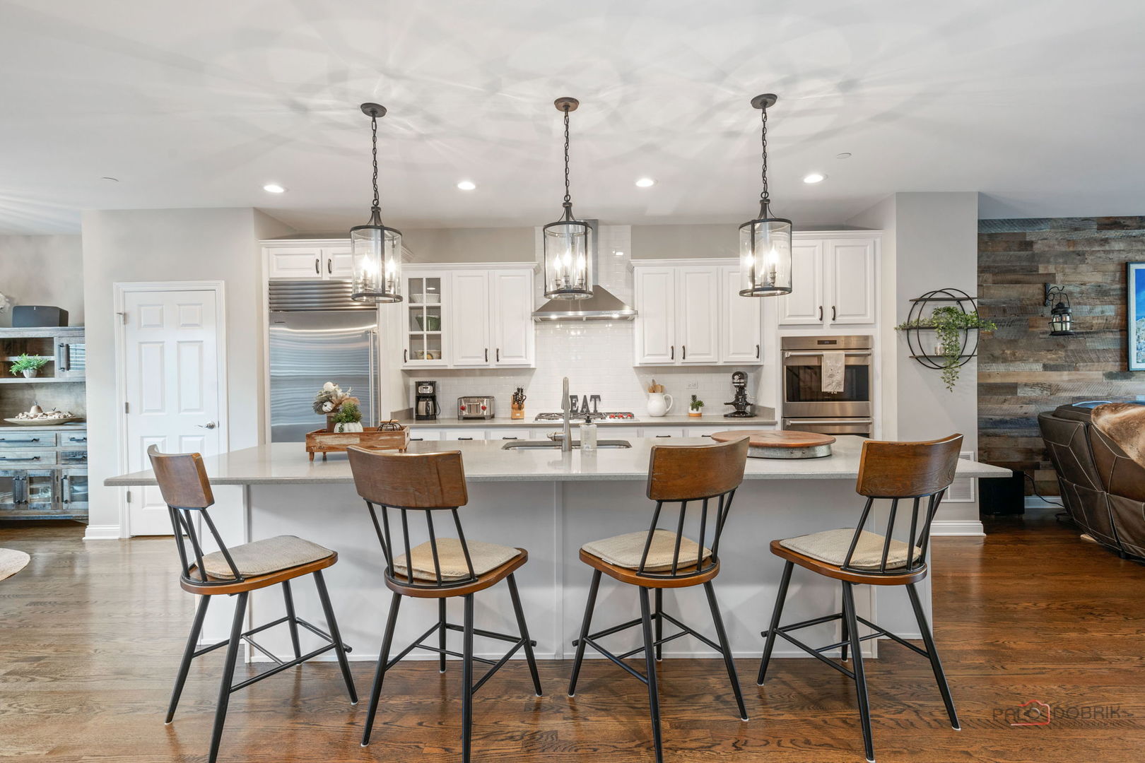 616 Parkside Court, Libertyville, IL 60048