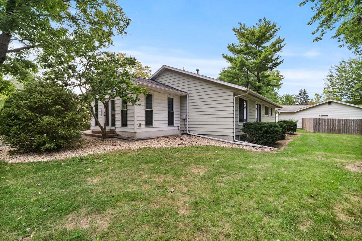 319 Hillside Lane, Bloomington, IL 61701