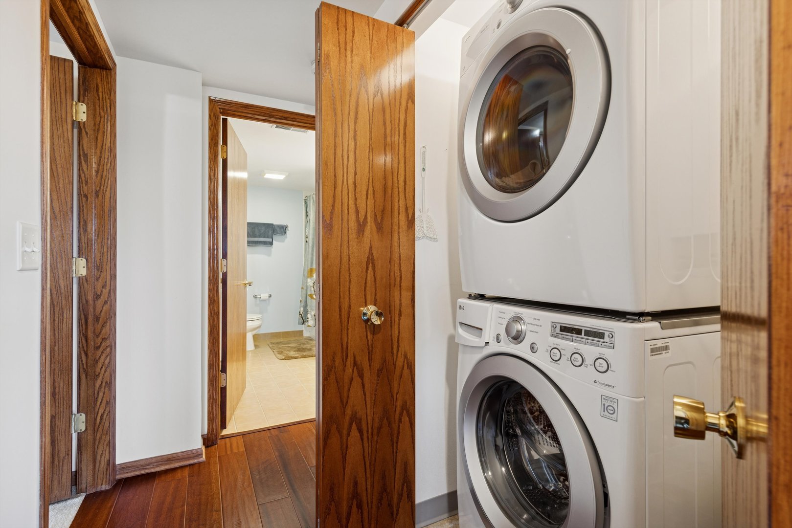 175 W BRUSH HILL Drive #404, Elmhurst, IL 60126