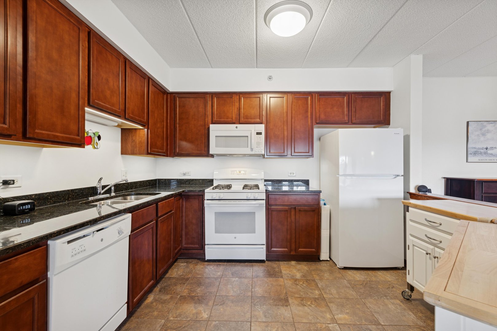 175 W BRUSH HILL Drive #404, Elmhurst, IL 60126