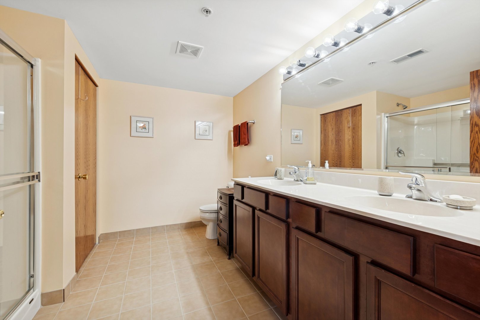 175 W BRUSH HILL Drive #404, Elmhurst, IL 60126