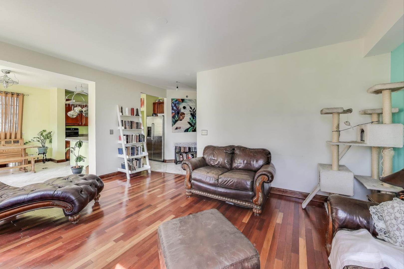 345 W Asbury Drive, Round Lake, IL 60073