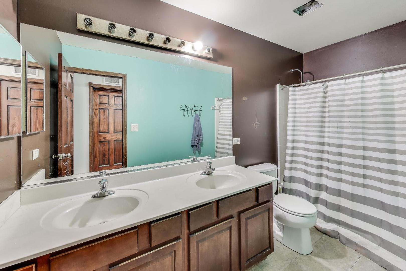 345 W Asbury Drive, Round Lake, IL 60073