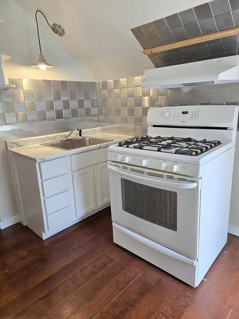 453 E Chicago Street, Elgin, IL 60120