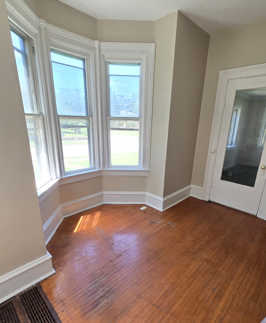 453 E Chicago Street, Elgin, IL 60120