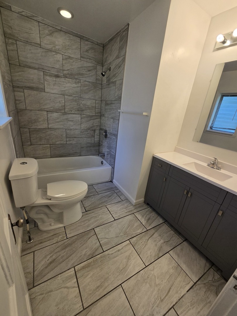 453 E Chicago Street, Elgin, IL 60120