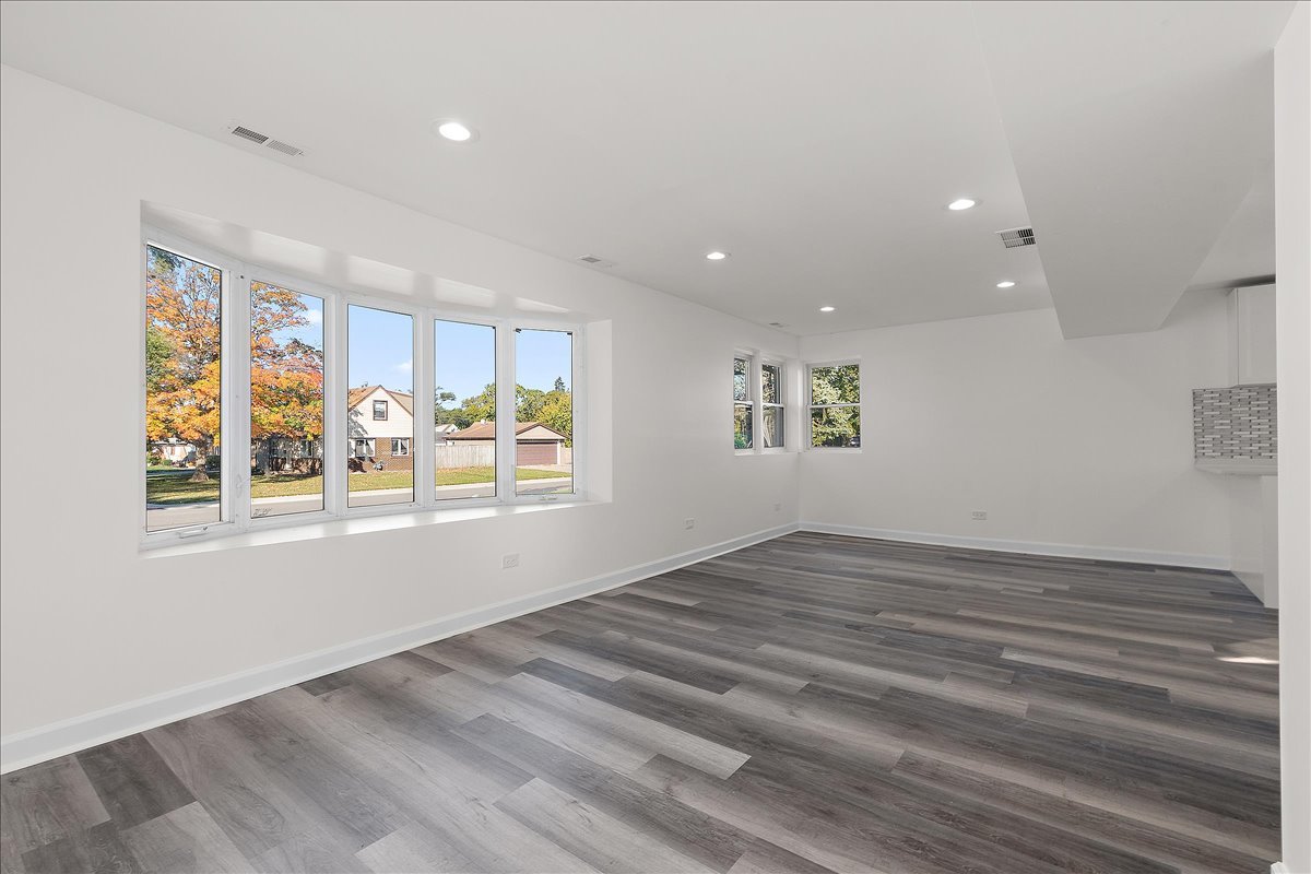 8323 Melvina Avenue, Burbank, IL 60459