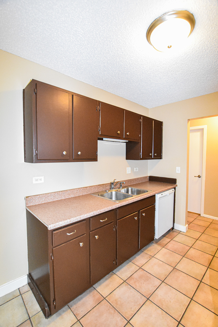 3447 FOX HILL Road #3447, Aurora, IL 60504