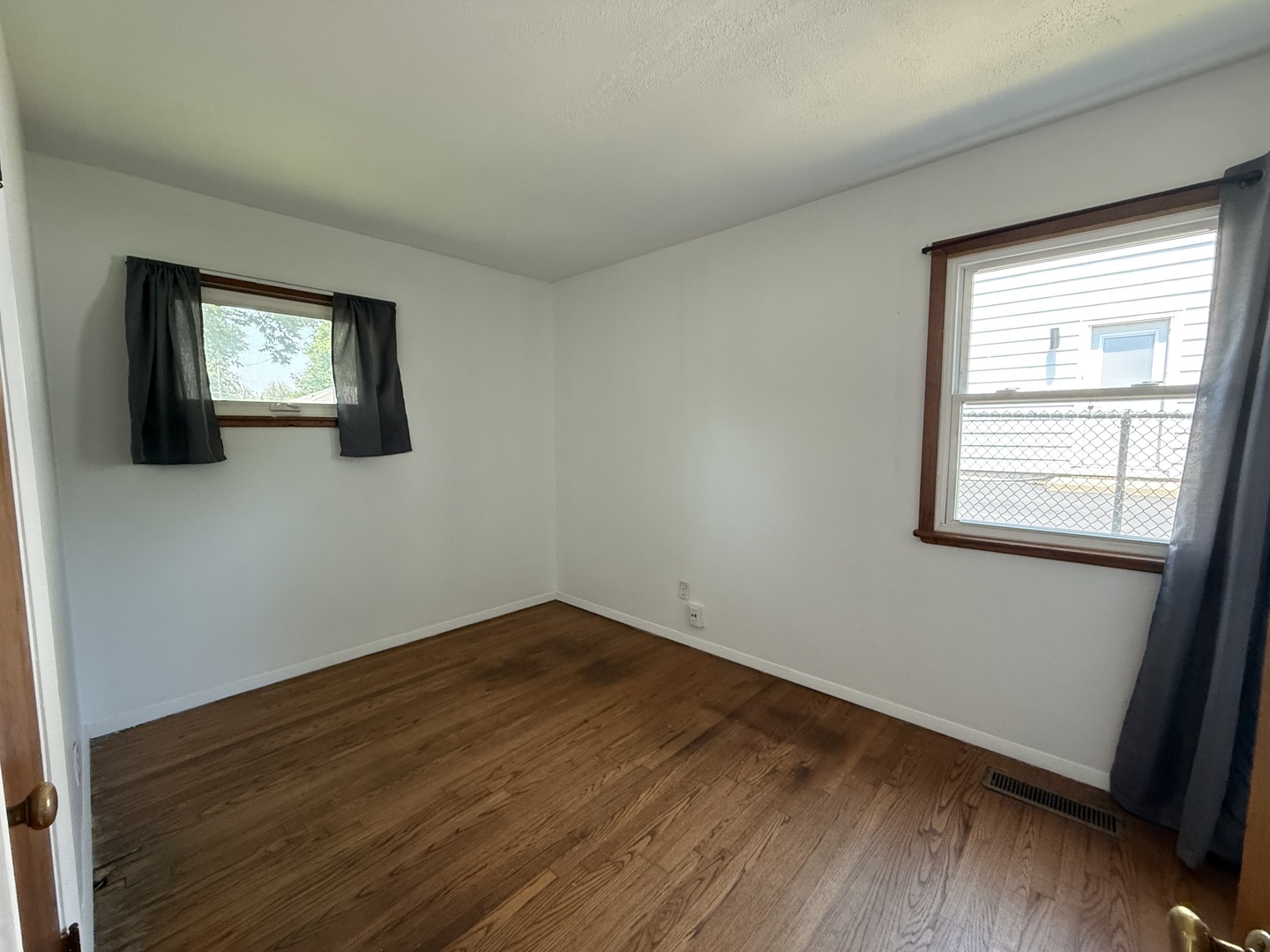 29 N ROSLYN Road, Westmont, IL 60559