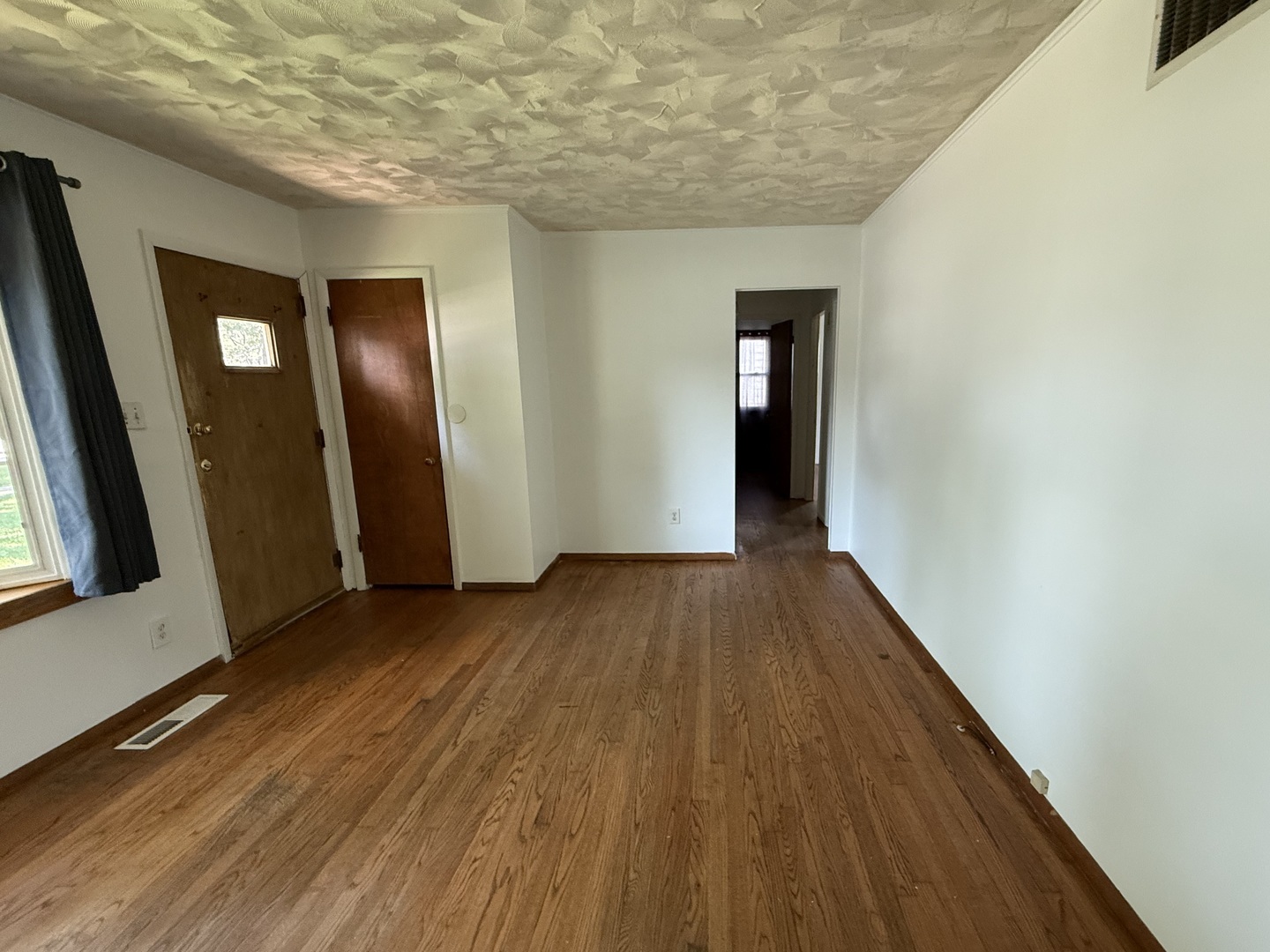 29 N ROSLYN Road, Westmont, IL 60559