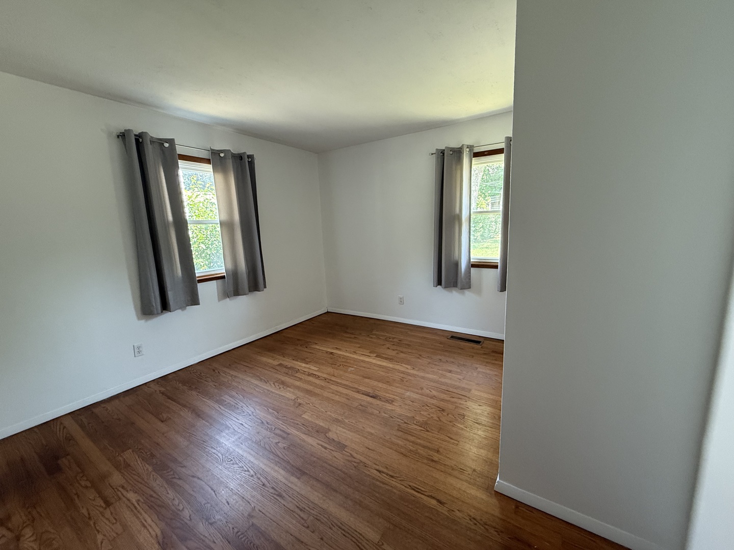 29 N ROSLYN Road, Westmont, IL 60559