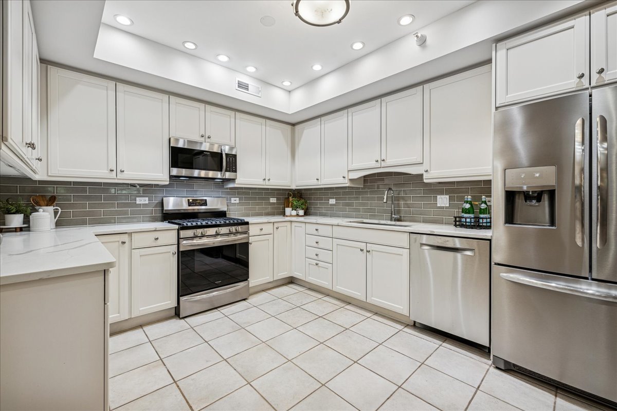 940 Augusta Way #304, Highland Park, IL 60035