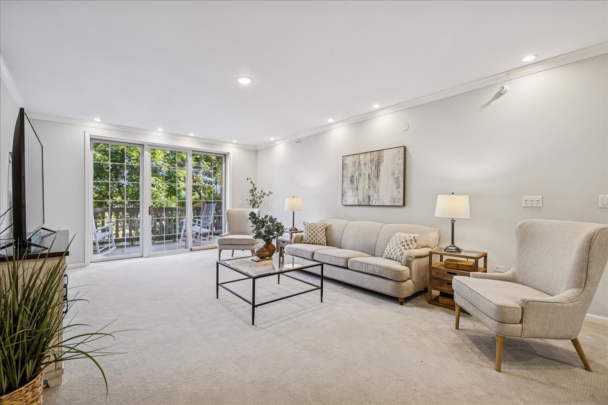 940 Augusta Way #304, Highland Park, IL 60035