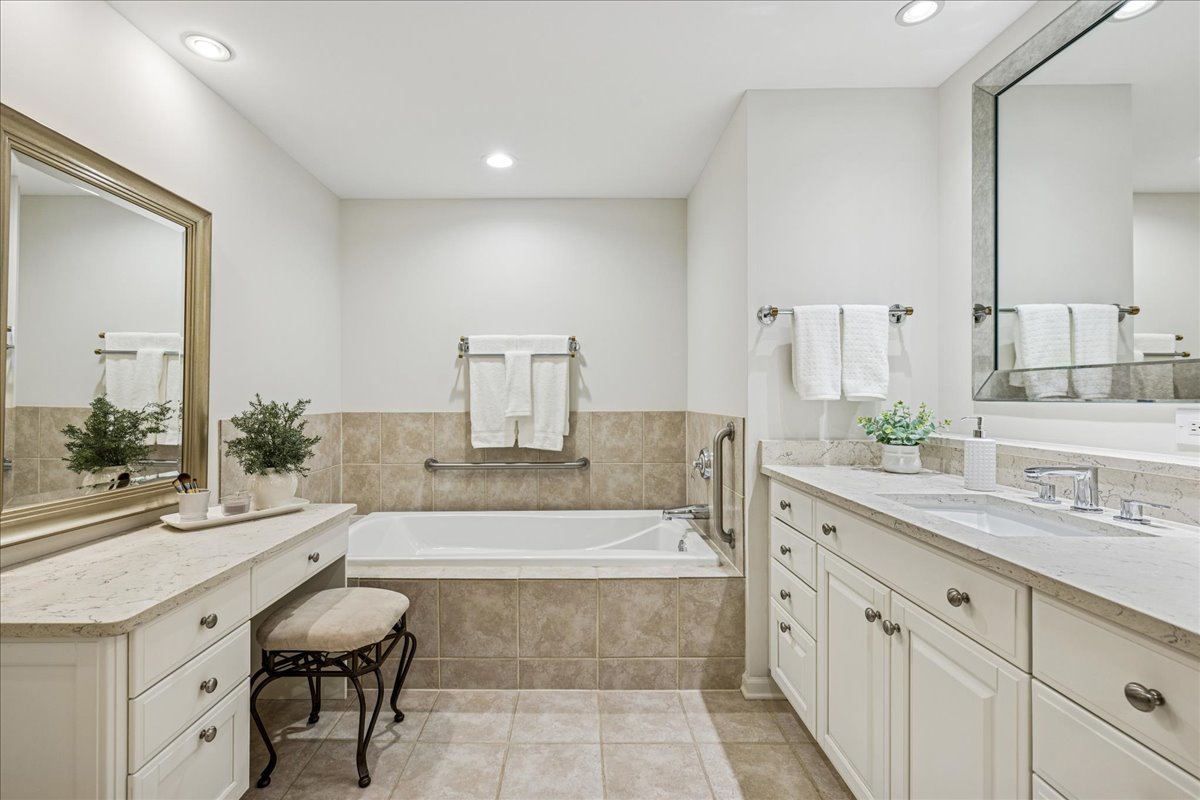 940 Augusta Way #304, Highland Park, IL 60035