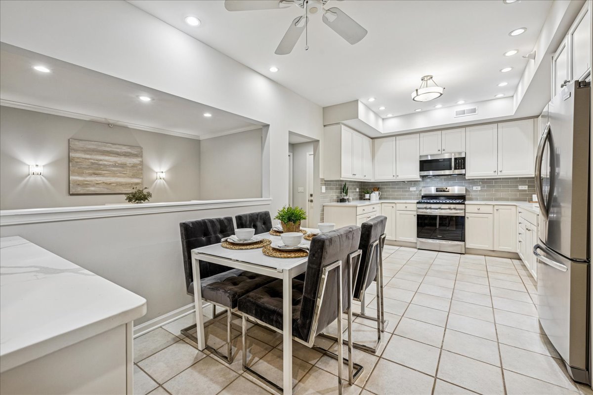 940 Augusta Way #304, Highland Park, IL 60035