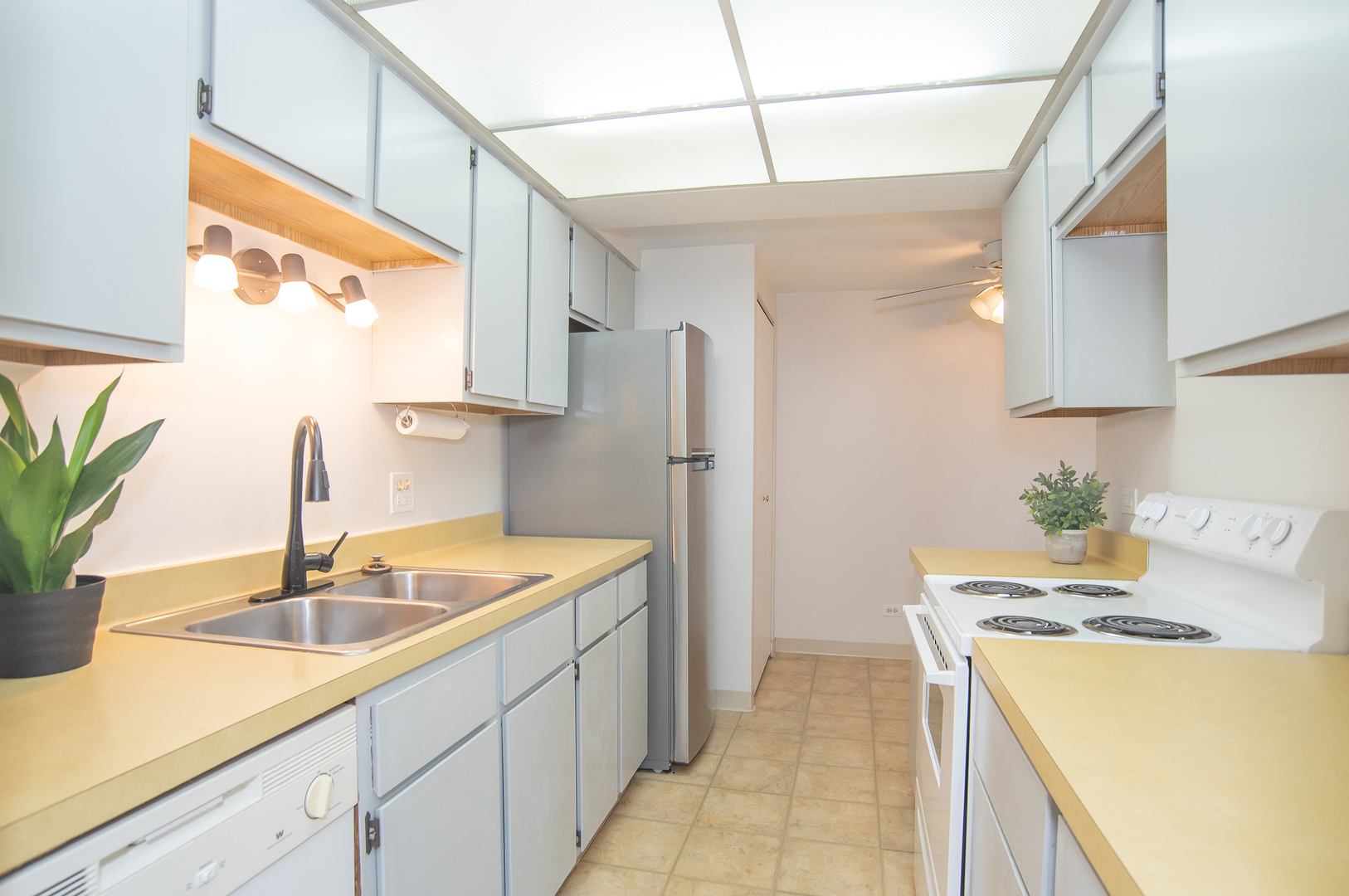 6340 Americana Drive #513, Willowbrook, IL 60527