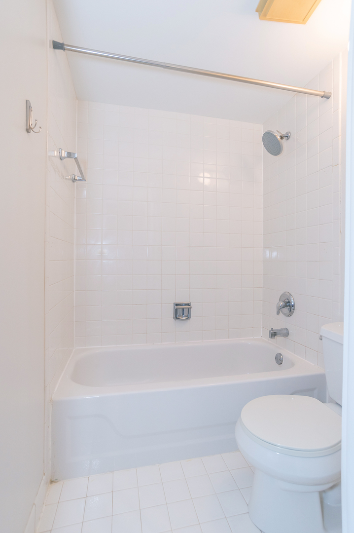 6340 Americana Drive #513, Willowbrook, IL 60527