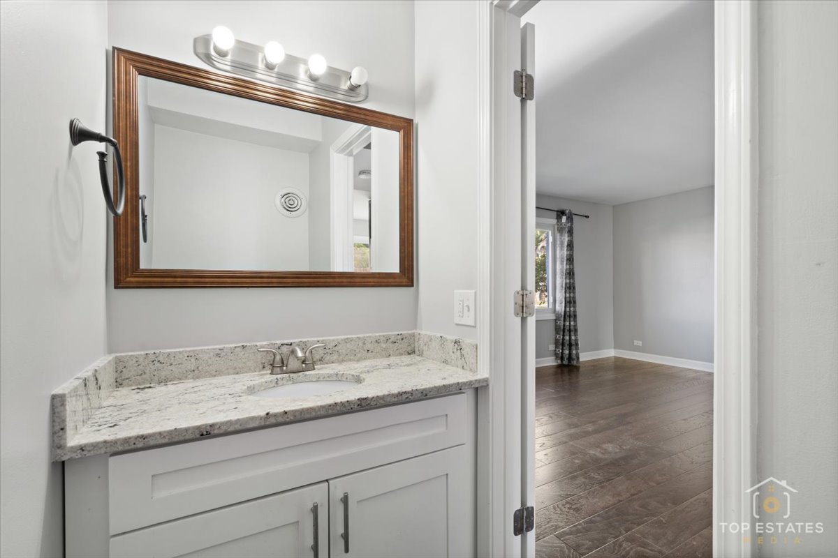 1136 N Boxwood Drive, Mount Prospect, IL 60056