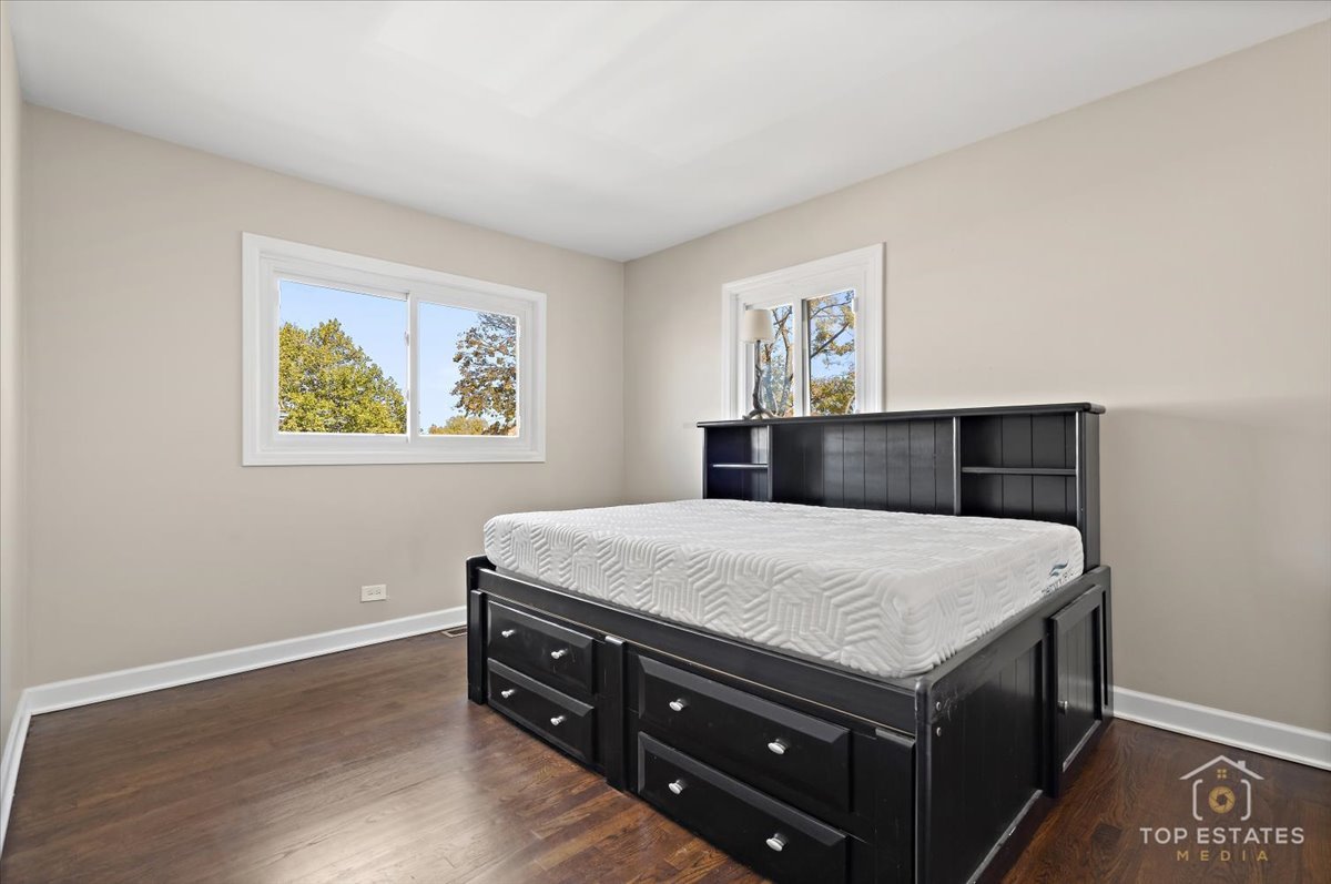 1136 N Boxwood Drive, Mount Prospect, IL 60056