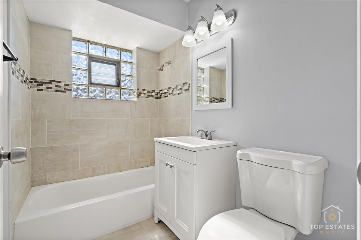 1136 N Boxwood Drive, Mount Prospect, IL 60056