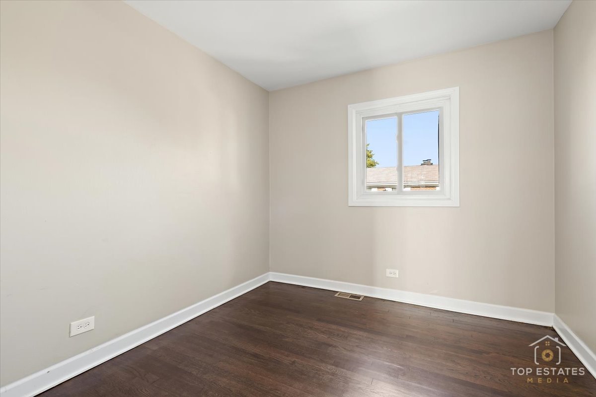 1136 N Boxwood Drive, Mount Prospect, IL 60056