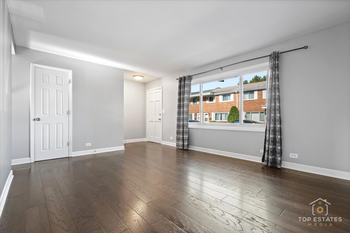 1136 N Boxwood Drive, Mount Prospect, IL 60056