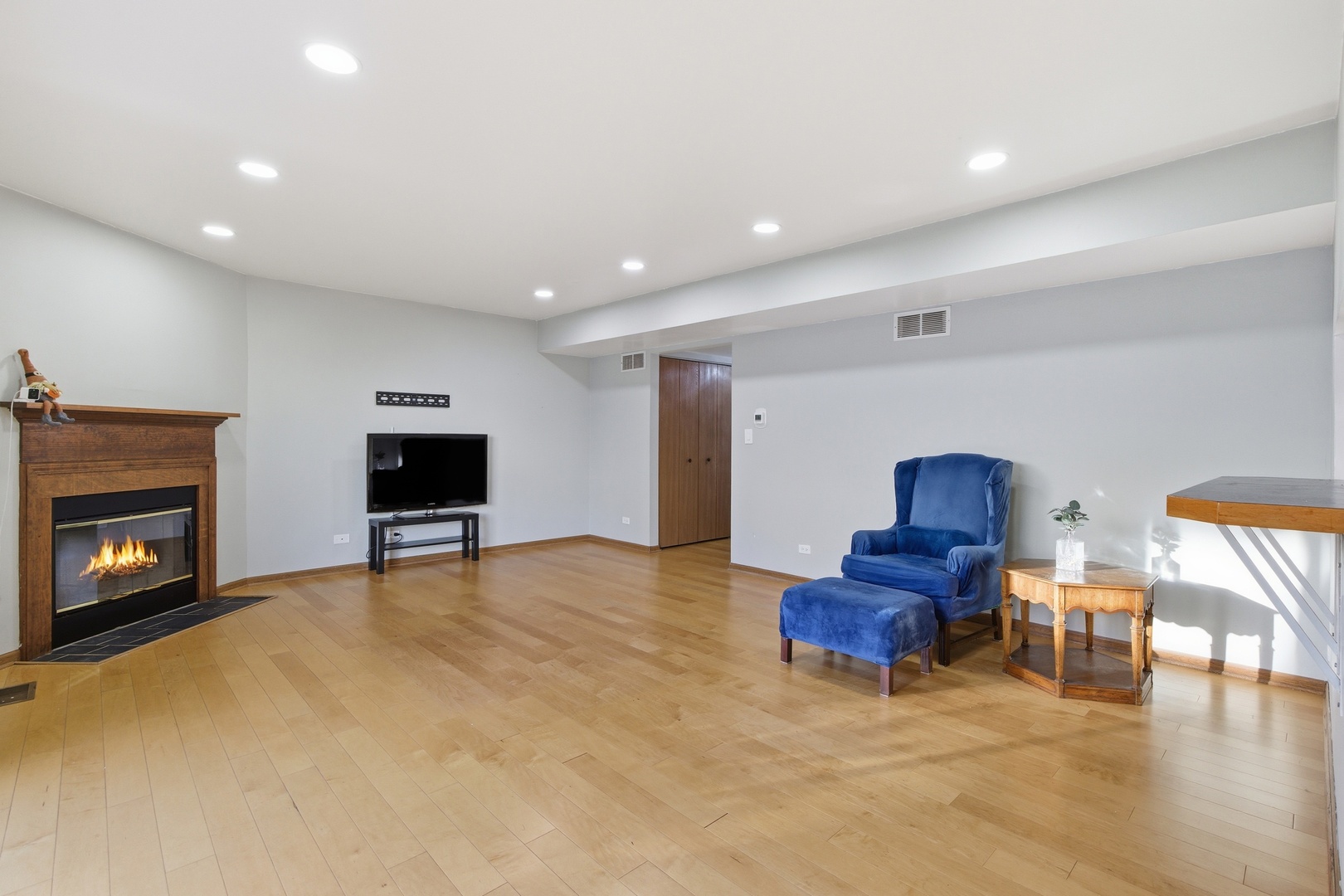 1297 WOODLAKE Drive, Carol Stream, IL 60188