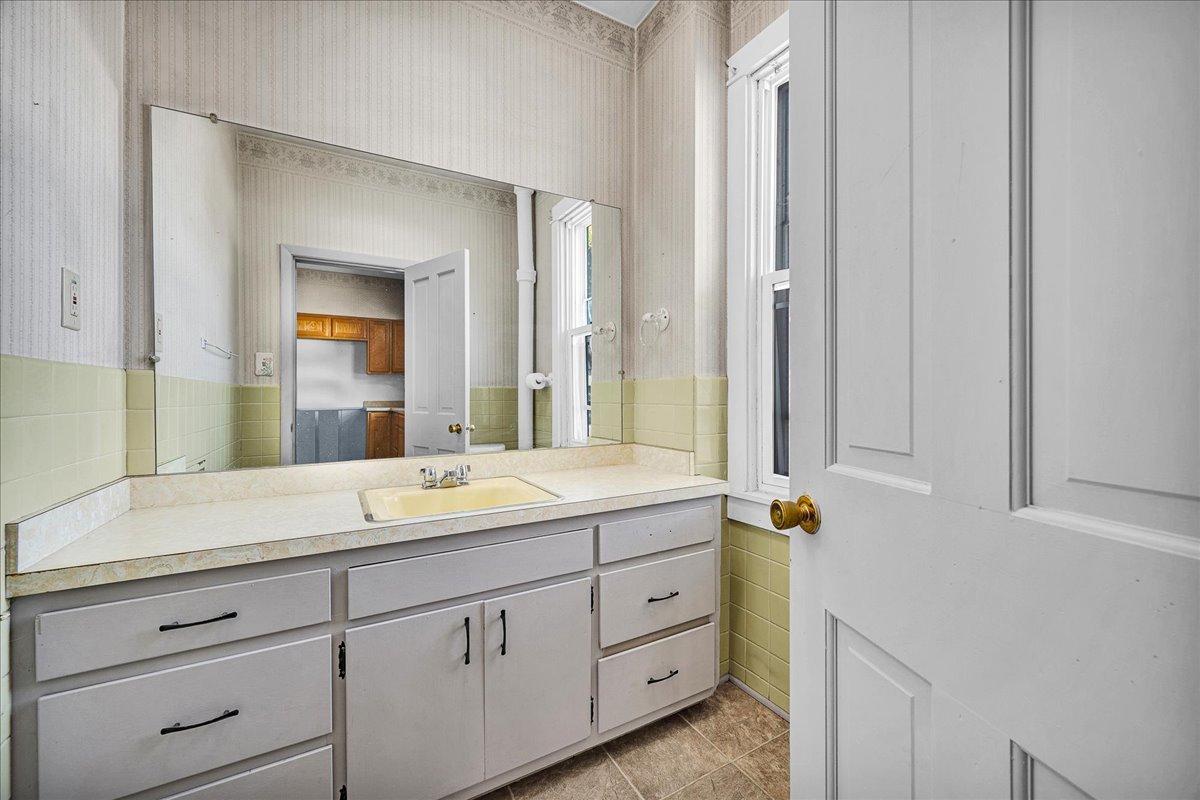 393 E Front Street, El Paso, IL 61738